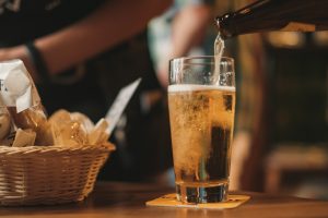 Bilde av et lyst øl som blir fylt i et glass.