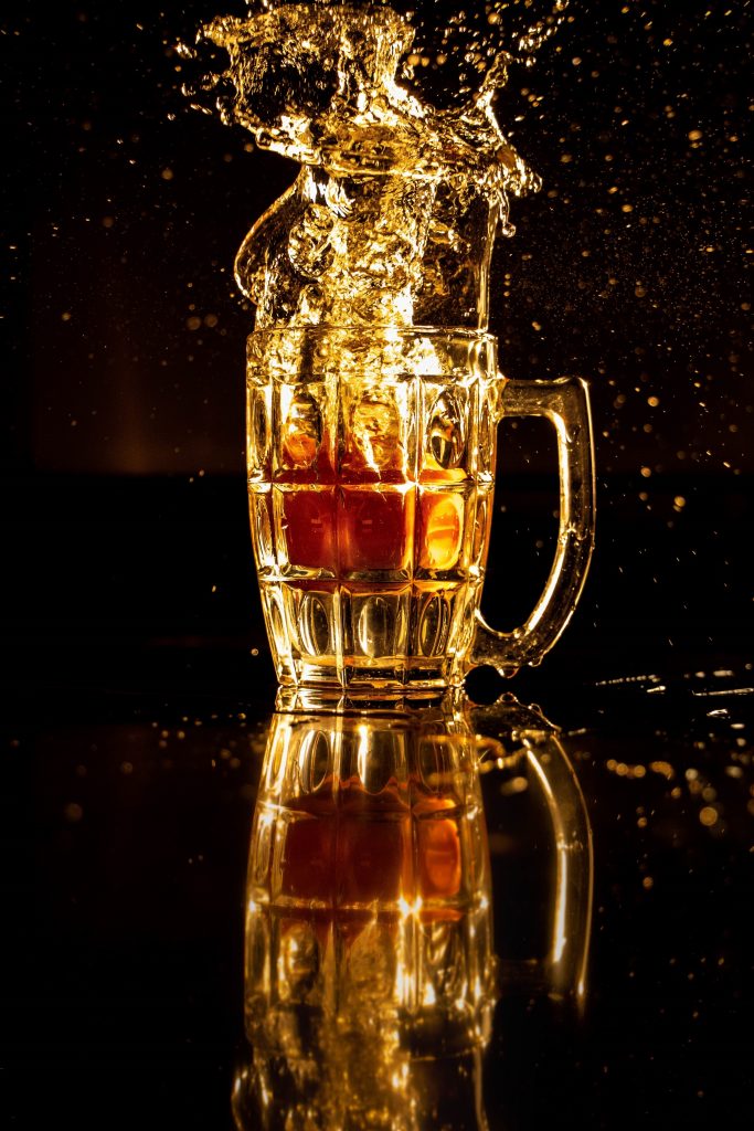 Øl som splæsjer i et Pilsnerglass.