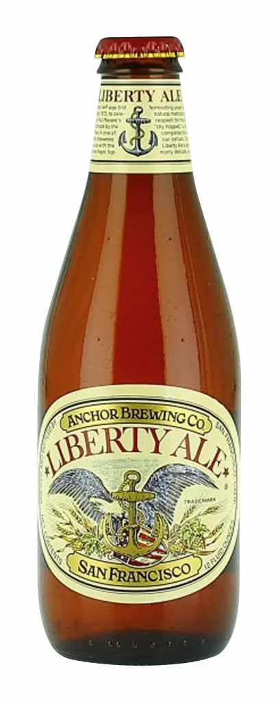 Flaske med Anchor Brewing Co. Liberty Ale, en klassisk amerikansk pale ale fra San Francisco med marin-inspirert etikett og anker-logo.